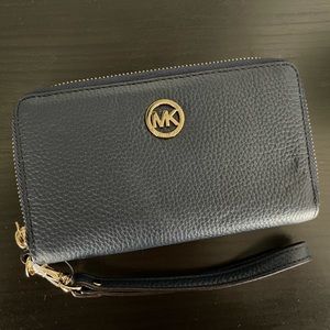 MICHAEL KORS Fulton Navy Flat Multi Function Phone Case Zip Wallet Wristlet
